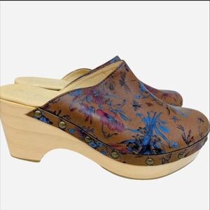 Sundance Five Worlds Corianne Leather Blue Floral Bee Clogs Wooden Block Heel 9